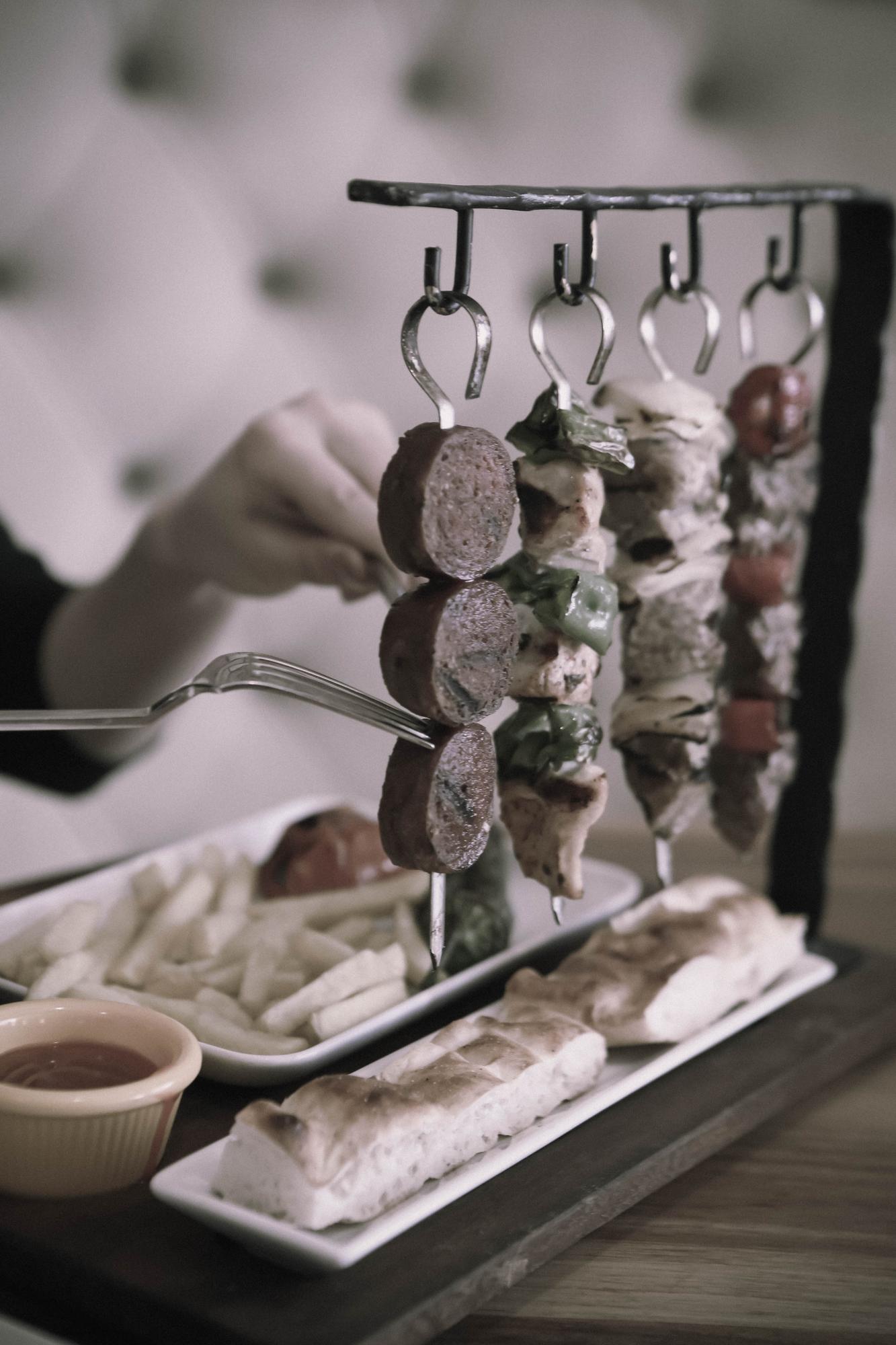 stół przygotowany do cateringu z tacami